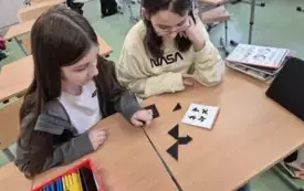 Uczennice z klasy piątej układają tangram
