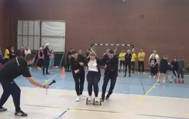 Nauczyciele podczas konkurencji sportowej