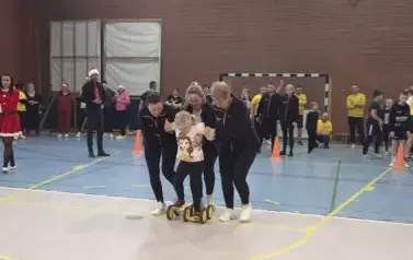Drużyna nayczycieli Zespołu Szk&oacute;ł w Mielniku podczas konkurencji sportowej