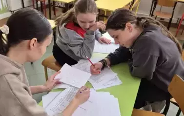 Samorząd Uczniowski sprawdza prace konkursowe uczni&oacute;w szkoły podstawowej