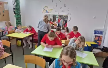 Uczniowie szkoły podstawowej birą udział w konkursie walentynkowym