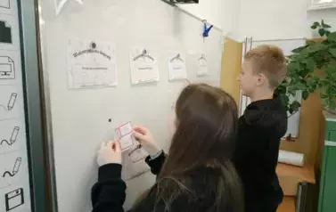 Uczniowie szukający szczęśliwej liczby