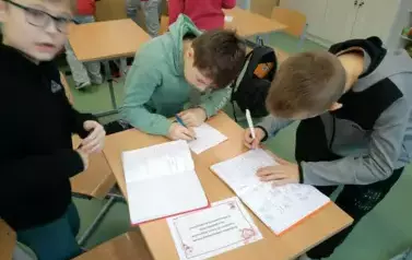 Uczniowie z klasy czwartej rozwiązują zadania walentynkowe