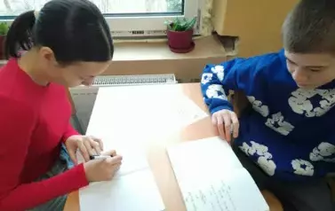 Uczniowie z klasy &oacute;smej rozwiązują zadania walentynkowe