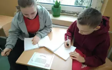 &Oacute;smoklasiści rozwiązują zadania walentynkowe