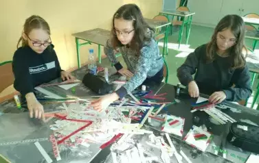 Uczennice z klasy czwartej wykonujące kartki walentynkowe