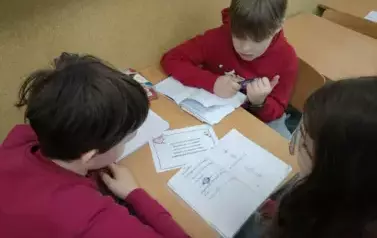 Dzieci rozwiązują zadania walentynkowe