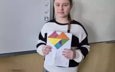Uczennica klasy piątej prezentuje wykonaną przez siebie pracę