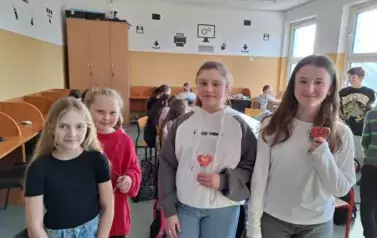 Cztery dziewczynki z lizakami w kształcie serc
