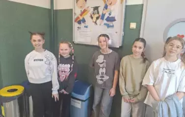 Dziewczynki z klasy piątej prezentują fryzury wykonane na szkolny dzień karnawału