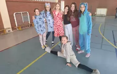 Dziewczynki z klasy piątej podczas piżamowego dnia w szkole