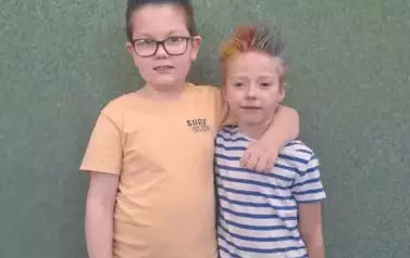 Dw&oacute;ch chłopc&oacute;w w kolorowych fryzurach