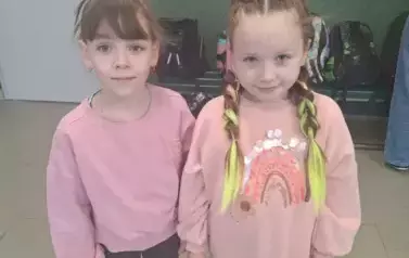 Dziewczynki z klasy pierwszej poczas dnia szalonych fryzur w szkole