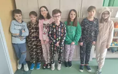Uczniowie klasy czwartej w piżamach