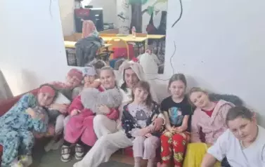 Uczennice klasy trzeciej z wychowawcą podczas szkolnego dnia piżamowego