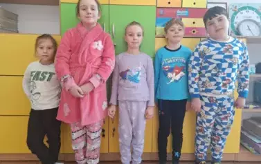 Uczniowie klasy trzeciej w piżamach