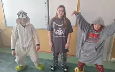 Uczniowie klasy sz&oacute;stej poczas piżamowego dnia