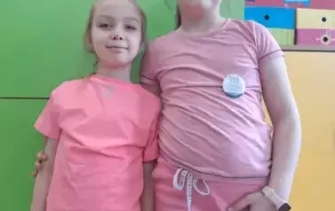 Dwie dziewczynki ubrane na r&oacute;żowo