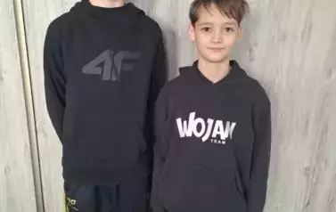 Dw&oacute;ch chłopc&oacute;w w czarnych strojach