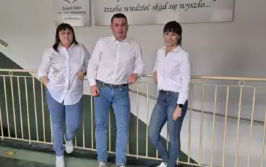 Pracownicy administracji Zespołu Szk&oacute;ł w Mielniku podczas matchingowego dnia w białych koszulach i jeansowych spodniach