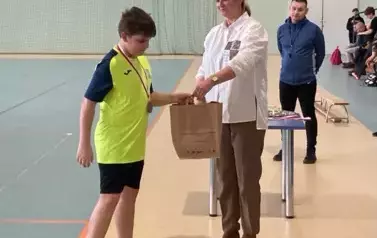 Chłopiec odbiera nagrodę