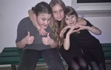Trzy dziewczynki z klasy trzeciej podczas dyskoteki szkolnej