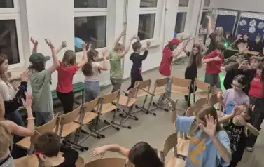 Zabawa z krzesełkami podczas dyskoteki szkolnej