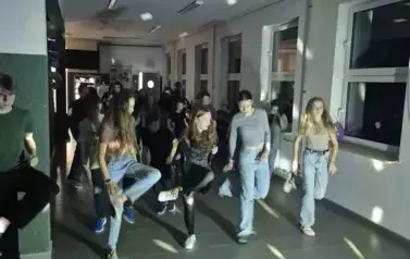 Dziewczyny z klasy &oacute;smej przedstawiają układ choreograficzny podczas dyskoteki szkolnej