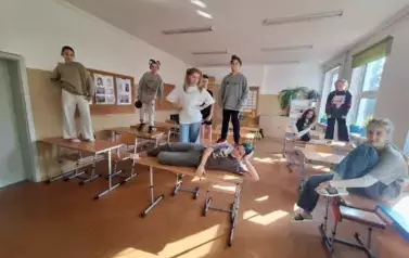 Uczniowie klasy piątej w sali lekcyjnej