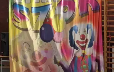 Kotara z napisem Cyrk Szok oraz postacią klauna