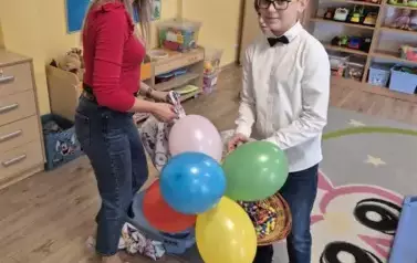 Chłopcy składają życzenia nauczycielce z przedszkola