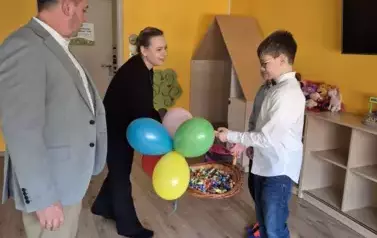 Chłopcy ze Szkoły Podstawowej z cukierkami i życzeniami z okazji Dnia Kobiet w Żłobku