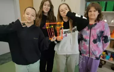 Uczennice stojące ze swoją bryłą