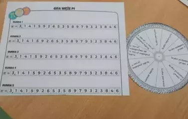 Karta do gry leżąca na ławce