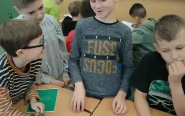 Uczniowie rozwiązujący quiz