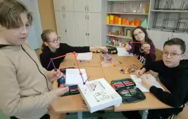 Uczniowie prezentujący bryły Pi