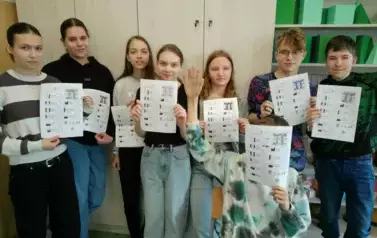Uczniowie pokazują swoje kodowane prace