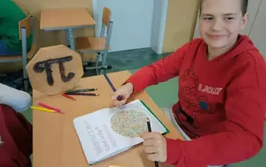 Uczeń ze swoją pracą