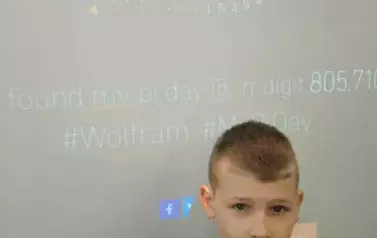 Uczeń stojący przy tablicy