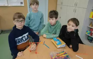 Uczniowie pokazują swoją bryłę