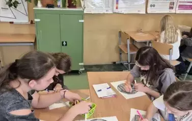Dziewczynki wykonują mandalę przydstawiającą liczbę Pi