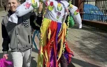 Uczniowie klasy piątej niosą Marzannę