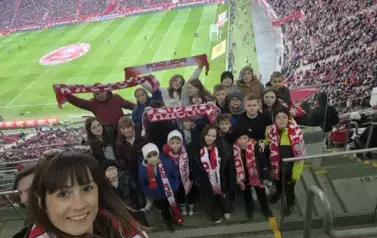 Grupa uczni&oacute;w wraz z opiekunami na Stadionie Narodowym w Warszawie