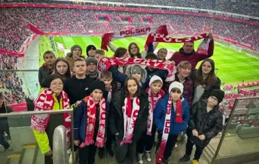 Uczniowie z Zespołu Szk&oacute;ł w Mielniku z biało-czerwonymi szalikami na Stadionie Narodowym w Warszawie