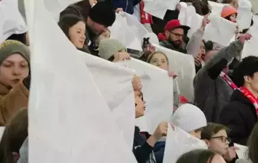 Uczniowie kibicują podczas meczu Polska - Malta