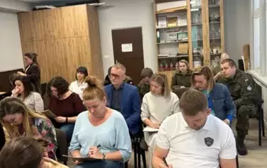 Uczestnicy dyktanda podczas pisania