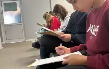 Uczniowie podczas pisania dyktanda