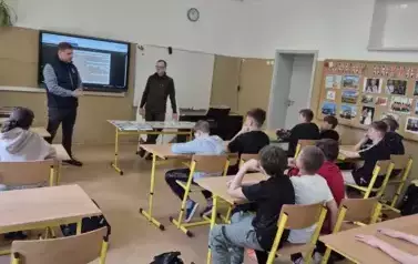 Uczniowie podczas zajęć wędkarskich