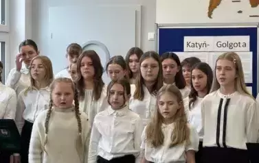 Uczennice recytują wiersze podczas apelu