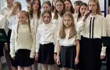 Dziewczynki śpiewają piosenkę.